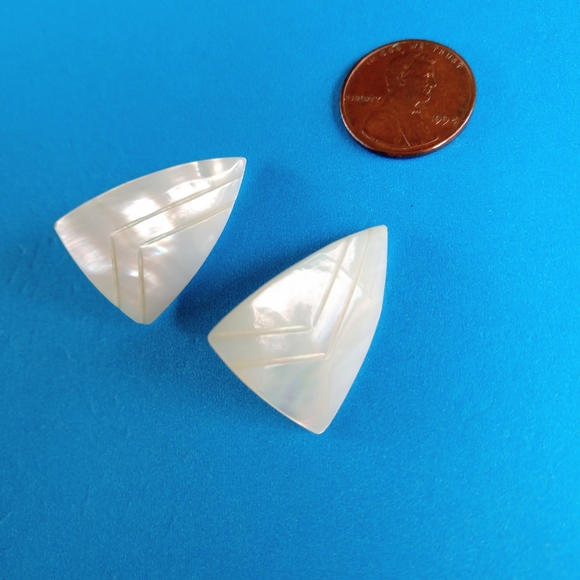 White Mother of Pearl Pierced Earrings Vintage - Picture 4 of 6